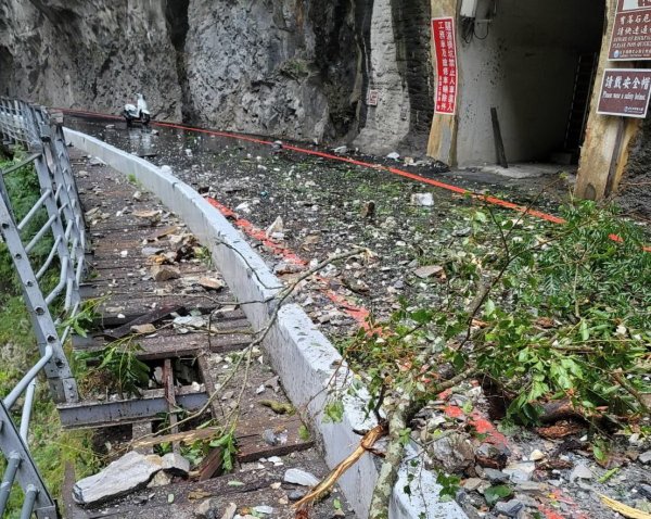 【新聞】因連夜大雨造成燕子口步道350公尺處嚴重落石，步道暫時封閉，預計10月20日(二)重新開放。