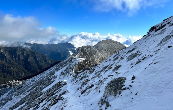 雪山薄雪輕健行1585787