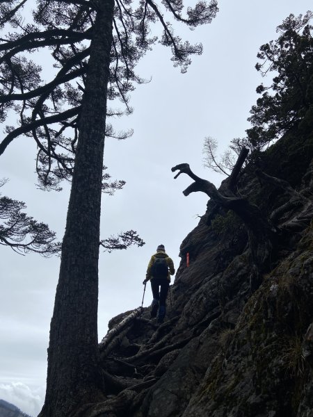 20230515-16玉山前西峰+遠望雨中的主東北2436694