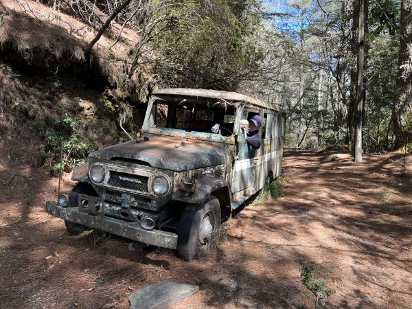 【駒盆西稜上馬博下嘆息灣D1】龍貓公車、郡大溪與積雪玉山2443678