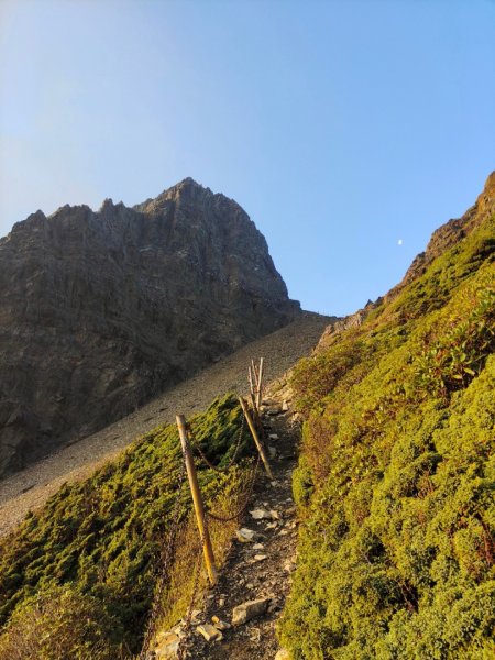 終於看到1000元背面的山景登頂玉山北峰／前峰2495926