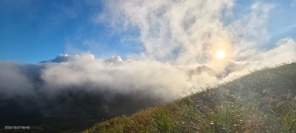 #大屯山 #日出 #雲瀑 #過山雲 #雲端的男人 10/213137755