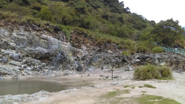 溪水潺涓的半嶺水圳步道、硫氣氤氳的龍鳳谷890894
