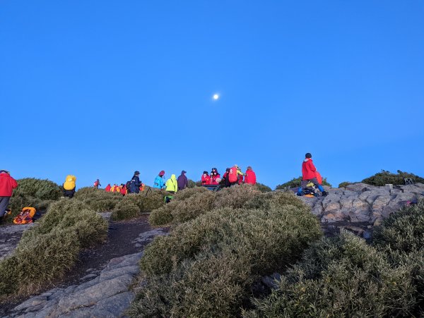 合歡群峰(北峰、西峰)：雖然路途遠的要命、一路不停上上下下、沿途風景真是壯觀，辛苦是值得的！1906863