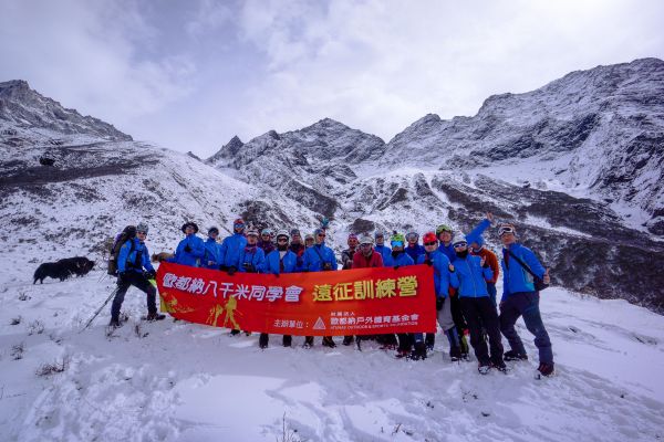 歐都納八千米同學會成功登頂中國四川玄武峰(5838公尺)寫下台灣首次冬季登頂紀錄
