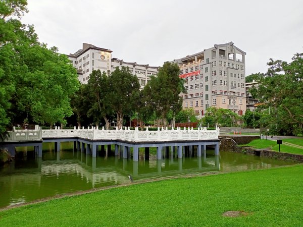 《細雨霏霏的碧湖公園環湖步道》1433550