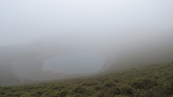 風雨中朦朧的嘉明湖19534