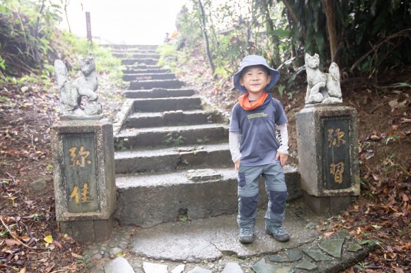 四歲小樂的第16座小百岳-紅淡山1100523