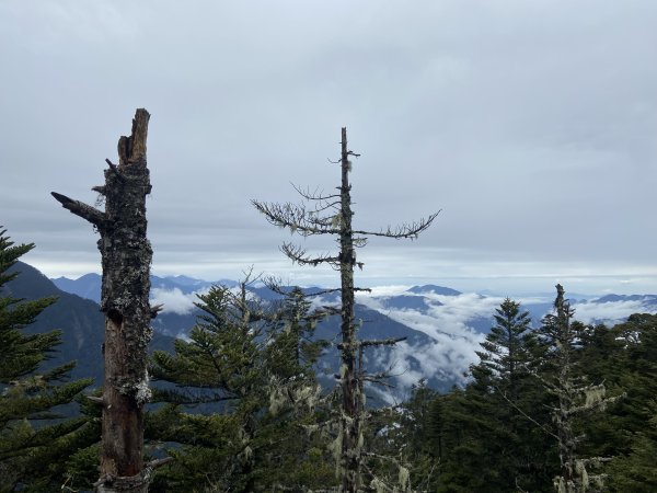 20230515-16玉山前西峰+遠望雨中的主東北2436666
