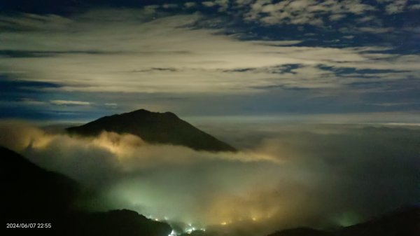 跟著雲海達人山友追雲趣 #大屯山 #琉璃光雲海 6/82518718