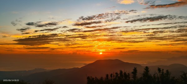 #七星山 #火燒雲 #雲瀑 #雲海 #日出 8/24 & #霧虹 #觀音圈 9/122868296