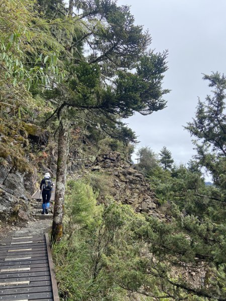 20230515-16玉山前西峰+遠望雨中的主東北2436673
