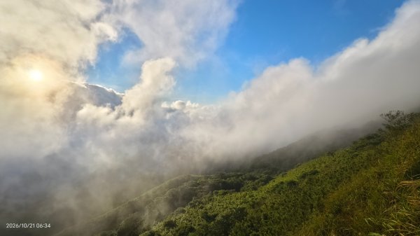 #大屯山 #日出 #雲瀑 #過山雲 #雲端的男人 10/213137749