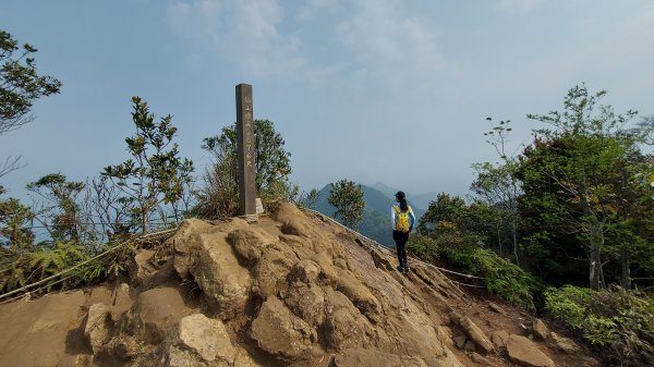 【仙山】苗栗獅潭仙山超高CP值、雖距離短但全程階梯，登頂前拉繩攀爬挑戰，登頂後絕美視野如夢如幻的仙山，值得一來再來的夢幻仙境。