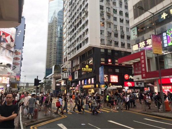 桃園機場→香港機場→華麗銅鑼灣酒店→時代廣場→地鐵→尖沙咀→維多利亞港→多拉A夢巡迴特展→星光大道