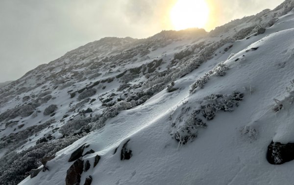 雪山薄雪輕健行1585779