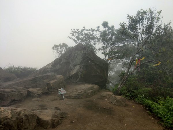 再訪石牛山(小百岳#25)，意料之外的雨中攀爬