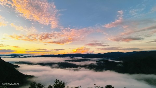 跟著雲海達人山友追雲趣 #日出雲海 #火燒雲 6/62804196