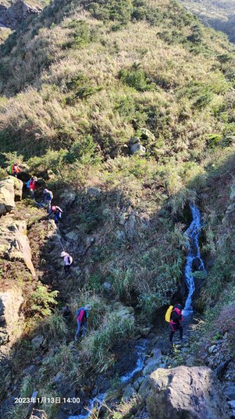 越嶺龍牙岩下鋸齒稜大峭壁接半平山山腰水管路接35越嶺東西段2004234