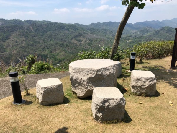 被芒果簇擁的台南市玉井區斗六仔山（斗六山、305高地）三等三角點NO.3421379055