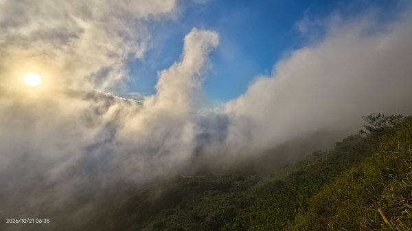 #大屯山 #日出 #雲瀑 #過山雲 #雲端的男人 10/213137750