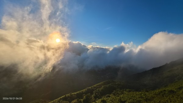 #大屯山 #日出 #雲瀑 #過山雲 #雲端的男人 10/213137747