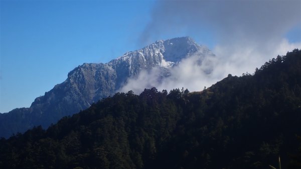 雪艷時刻漫步山稜雲端的合歡小群峰1683853