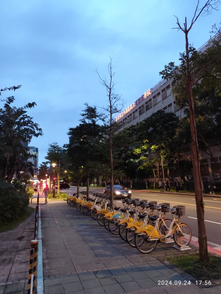 璀璨耀眼的夜景 - 大直美麗華、大稻埕、大港墘公園【臺北健走趣】【健走複利】2604571