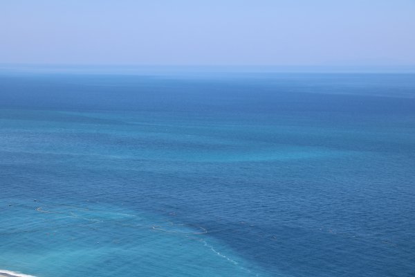 遠眺美到讓人驚豔的海洋。 華源海灣觀景台740556