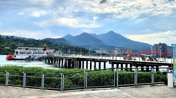 內寮古道，內厝溪櫻木花廊，圳仔頭溪自然園區步道，金色水岸步道，竹圍碼頭，關渡碼頭，關渡宮登山步道，靈山公園，財神洞，古佛洞