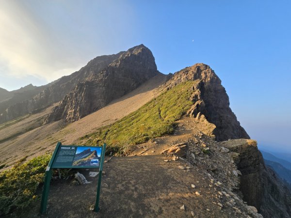 終於看到1000元背面的山景登頂玉山北峰／前峰2495880