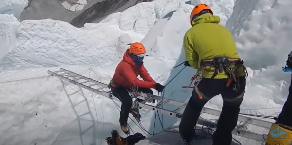 14座8千公尺巨峰影片推薦--Everest Crevasse Fall & Emergency Rescue