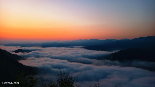 #翡翠水庫壩頂 #月亮雲海 #日出雲海 #日月同框 #石碇雲海 3/242744172
