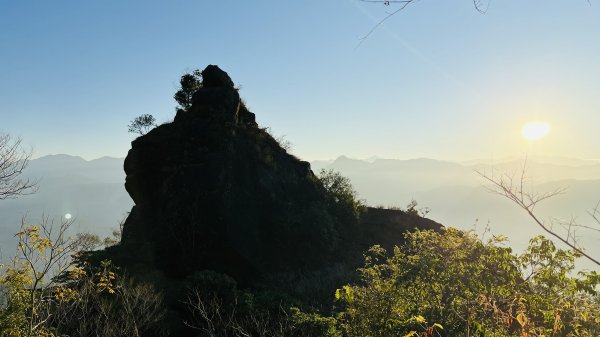 [台南楠西]梅嶺獵鷹尖一線天|伍龍步道|樹林裡攀岩拉繩好有趣~上稜線看山巒美景野餐趣1627122