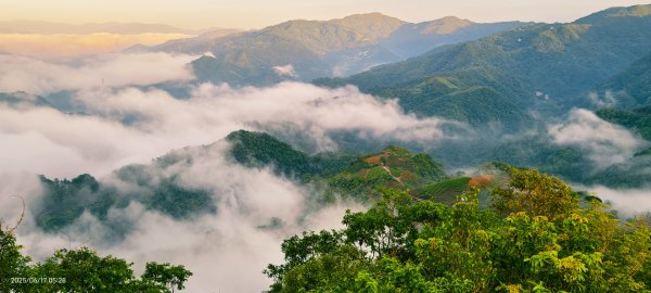 北宜郊山之濫觴 #琉璃光 #火燒雲 #日出 #雲海 6/172813724