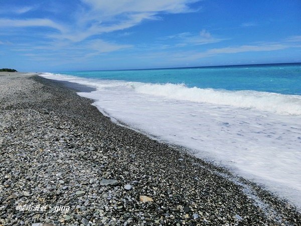 【花蓮。新城】翻翻舊照來回味。 花蓮的海藍的太迷人。 曼波海灘