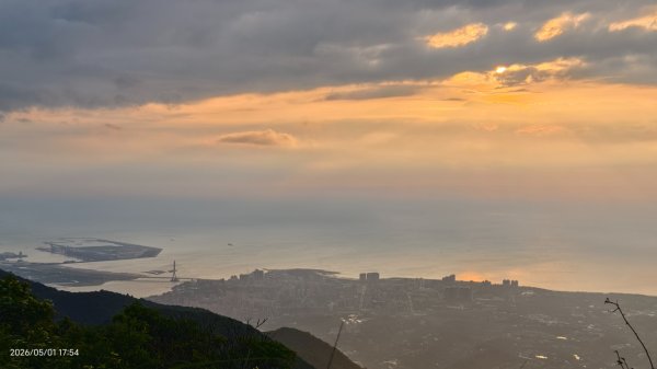 #大屯山 #雲瀑（過山雲）#夕陽 #月圓 #霧虹 5/1&63044815