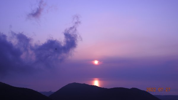 山中何所有，嶺上多白雲。只可自怡悅，不堪持贈君。1779652