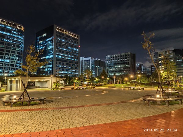 璀璨耀眼的夜景 - 大直美麗華、大稻埕、大港墘公園【臺北健走趣】【健走複利】2604604