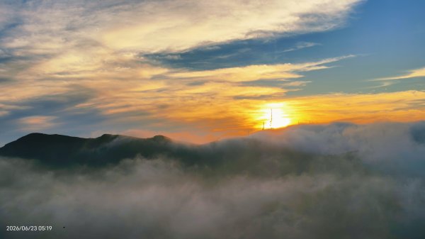 #大屯山 #日出 #雲海 #火燒雲 #霞光 #青斑鳳蝶 #青帶鳳蝶 #臺灣粉蝶 6/233078162