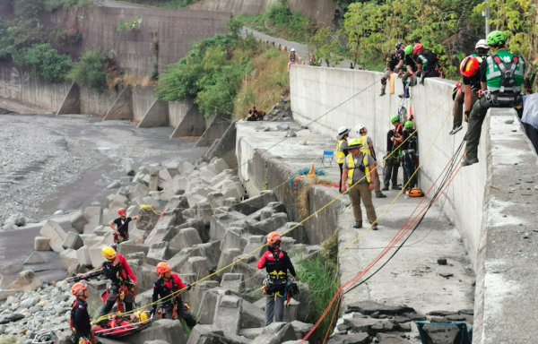 【新聞】噴汗闖關！「橋」國際救援賽事熱烈進行