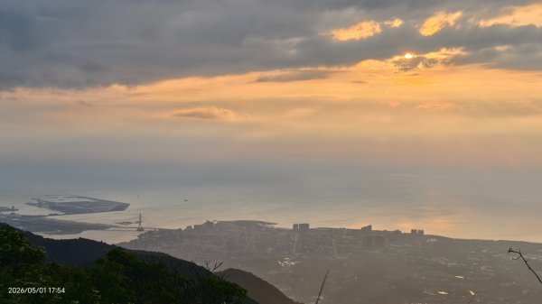 #大屯山 #雲瀑（過山雲）#夕陽 #月圓 #霧虹 5/1&63044814