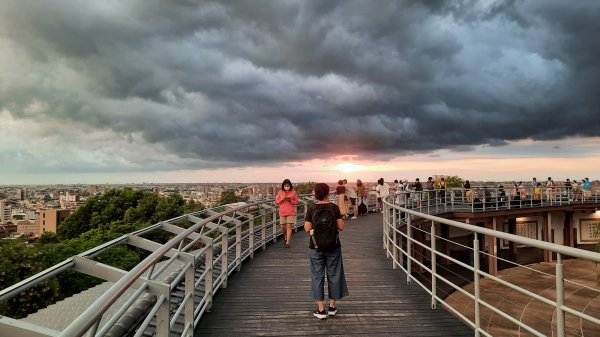 《彰化》烏雲彩虹夕陽｜漫步八卦山天空步道202208071797212