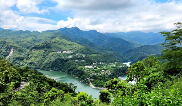 小烏來風景區，天空步道，龍鳳瀑布，泰雅傳說步道，角板山公園，角板山行館，神秘戰備隧道，新溪口吊橋，森鄰水岸景觀餐廳