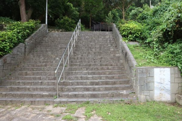 唭哩岸山 奇岩山 東華山。唭哩岸烏尖連峰步道 懸崖峭壁巨石 攀岩愛好的天堂2175900