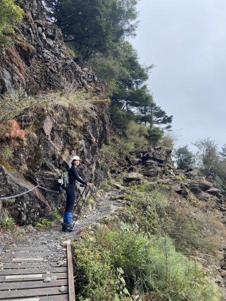 20230515-16玉山前西峰+遠望雨中的主東北2436674