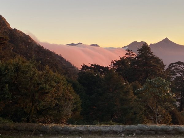 #奇萊南峰，海拔標高3358m#五星級豪華山屋_天池山莊 #天池山莊的紫色雲海、藍綠天空、皎潔明月2366272