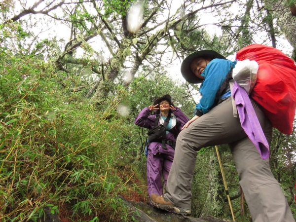 風雨中朦朧的嘉明湖19485
