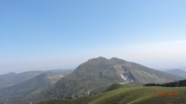 晴朗涼爽舒適/車道像停車場/步道人龍879710
