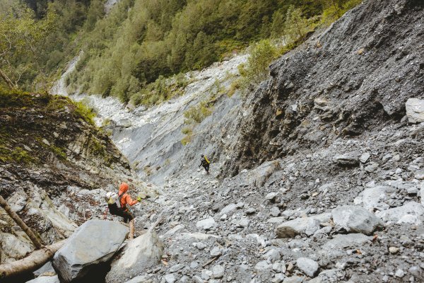 馬博橫斷遇暴雨！30歲女山友玉林橋遺址落水失聯　搜救人員入山搜尋
